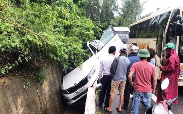 Ô tô 4 chỗ va vào vách núi tại bán đảo Sơn Trà