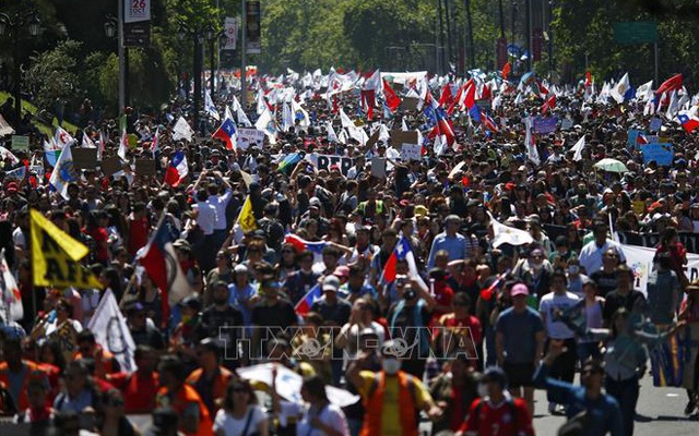 Người biểu tình đốt phá hàng loạt công trình kiến trúc cổ tại Chile