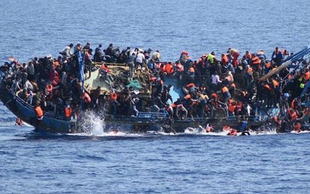 [VIDEO] Bi thảm cảnh 149 người di cư kêu gào cầu cứu giữa biển động
