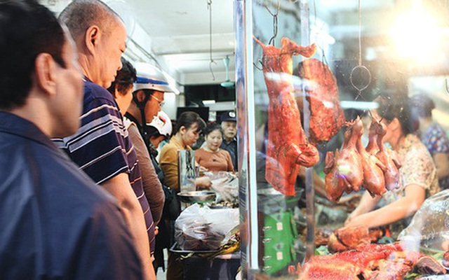 "Bí mật thành công" của hàng thịt quay lâu đời nhất Hà Nội, hơn 50 năm vẫn khiến khách xếp hàng dài như trẩy hội mỗi chiều