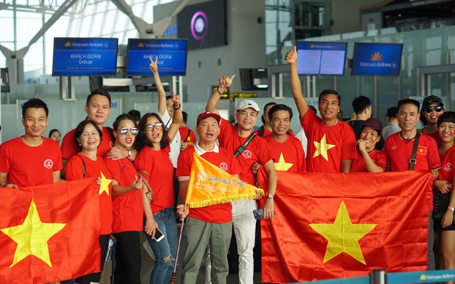 Nửa đêm, hàng ngàn người đòi đi Philippines, 'cháy' tour cổ vũ đội tuyển