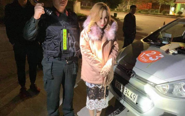 Hot girl 9X xách ma túy đi chơi bị tóm ngay trên xe taxi
