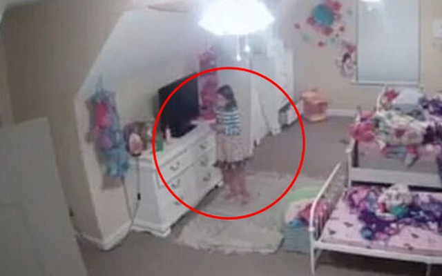 Mua camera đặt trong phòng con gái, mẹ hốt hoảng khi xem đoạn clip ghi lại cảnh tượng thiết bị này làm đứa trẻ la hét cầu cứu