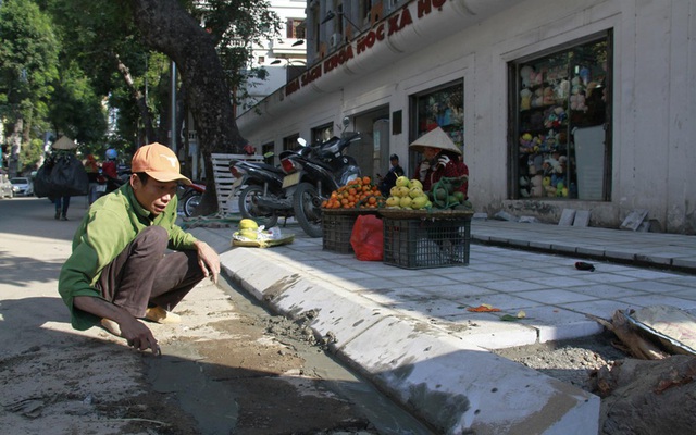 Ngổn ngang đào xới, lát vỉa hè để giải ngân?