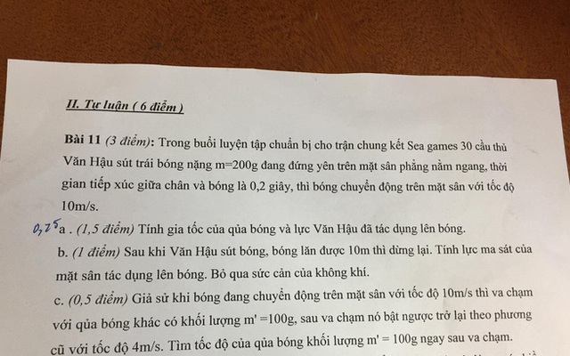 Góc làm khó: Thầy giáo bắt học sinh tính gia tốc của quả bóng và lực của cầu thủ Văn Hậu tại trận tập cho chung kết Sea Games 30