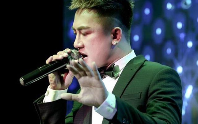 Ca sĩ Châu Khải Phong bị ném búa đinh lên sân khấu khi đang diễn