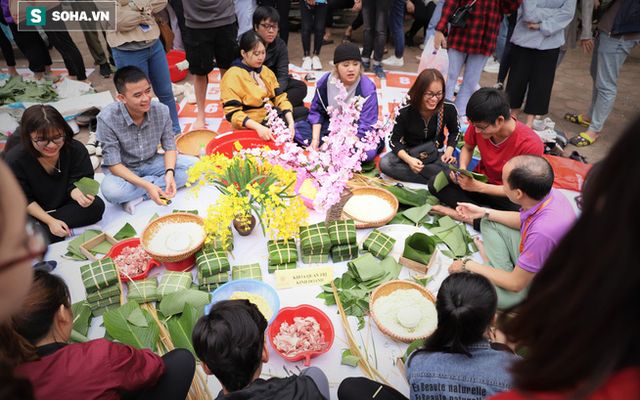 Những "tấm bánh nghĩa tình" đặc biệt gói bằng lá bàng vuông