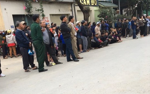 Bắt sới bạc "khủng" trong quán karaoke ở Nghệ An, đưa gần 100 người về trụ sở