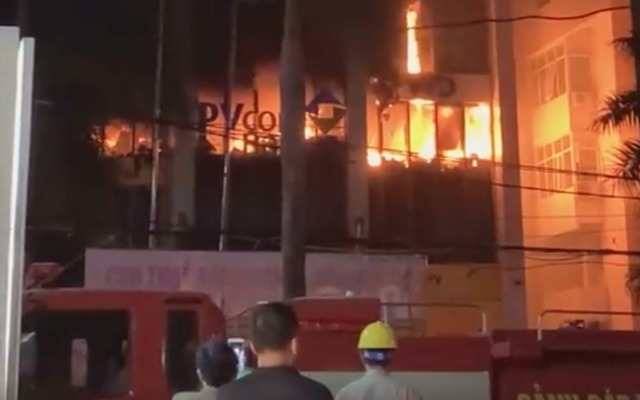 Cháy lớn ở tòa nhà dầu khí, nhiều người mắc kẹt, 1 người tử vong