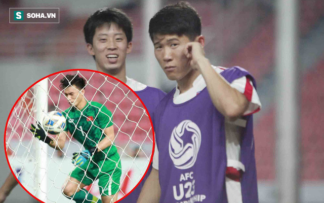 Cầu thủ Triều Tiên diễn lại cảnh bắt bóng hụt của Bùi Tiến Dũng khi ăn mừng bàn thắng