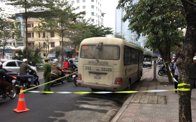 Hà Nội: Phát hiện nam tài xế chết gục trên vô lăng, cửa xe có vết máu