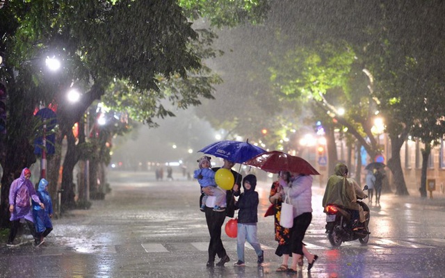 Mưa đá, mưa lớn đêm Giao thừa, sáng mùng 1 Tết tại Hà Nội và Bắc Bộ có gì bất thường?
