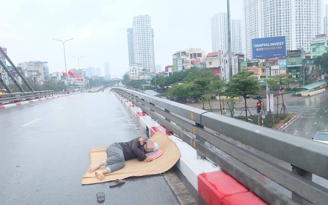 Trưa mùng 1 Tết, người đàn ông trải chiếu ra giữa phố Hà Nội để... nằm