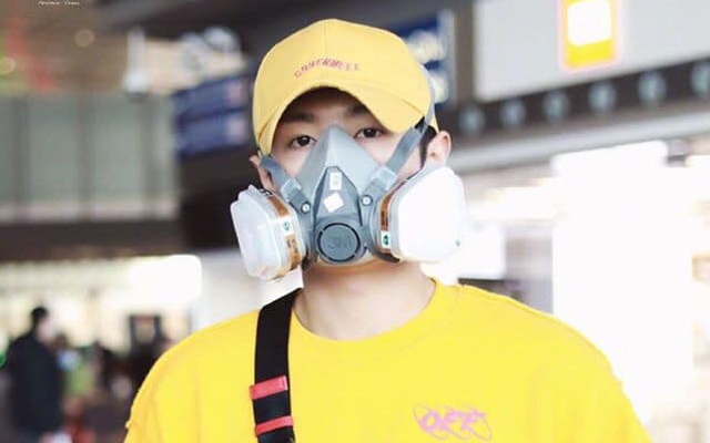 Giữa tình hình dịch bệnh Corona diễn biến nguy hiểm, một idol Trung Quốc "gây sốt" khi xuất hiện tại sân bay với diện mạo "lạ"
