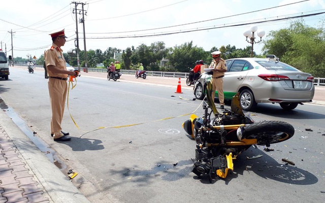 Tai họa xảy ra với thanh niên chạy mô tô phân khối lớn đối đầu taxi Mai Linh