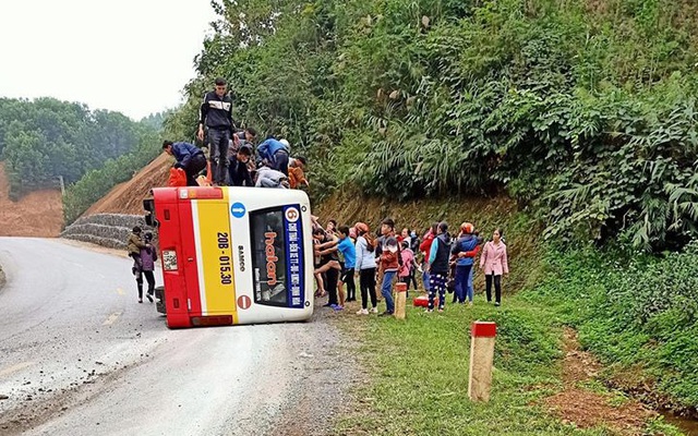 Lật xe buýt ngày mùng 5 Tết, 4 người bị thương