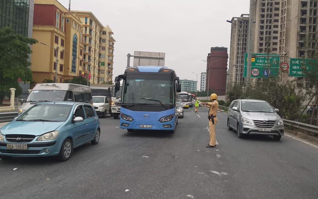 Hình ảnh "lạ" trên đường phố Hà Nội sau kỳ nghỉ Tết Nguyên đán