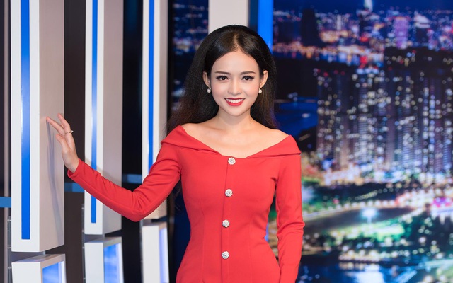 Gu ăn vận điệu đà, nữ tính của Thanh Trúc 9X khi làm BTV thời sự