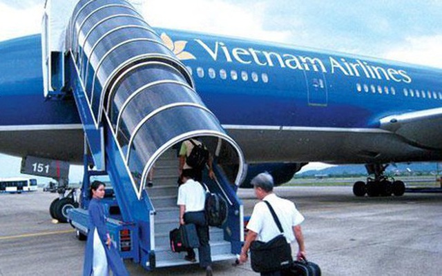 Tiếp viên trưởng hãng VietNam Airline bị tạm giữ vì nghi buôn lậu thuốc lá, dầu xoa bóp