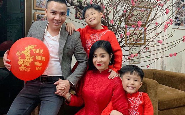 MC Hoàng Linh khoe ảnh "tình bể tình" năm mới cạnh ông xã, với quyển sổ ghi điều bí mật của 2 vợ chồng lần đầu được tiết lộ