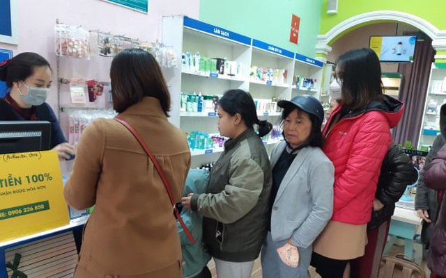 Hà Nội: Người dân xếp hàng ở phố Chùa Láng nhận khẩu trang miễn phí chống virus Corona