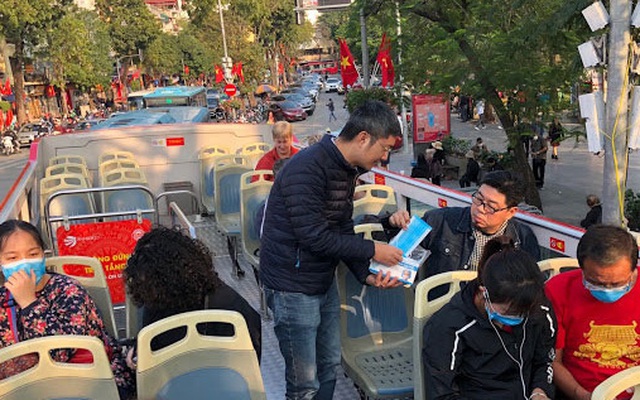 Hà Nội: Phát miễn phí hơn 1.000 khẩu trang cho du khách