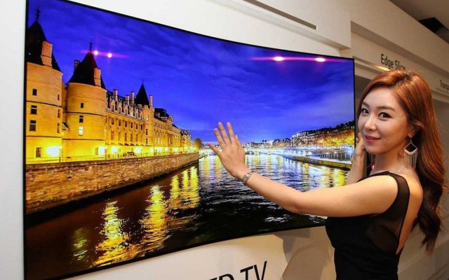 [CES 2020] LG trình diễn TV biến hình, chuyển từ thẳng thành cong trong một nút bấm