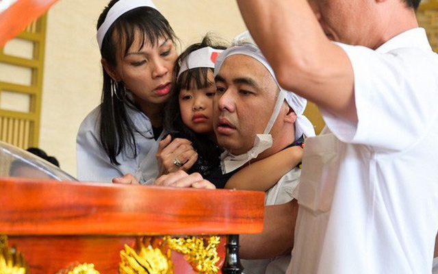 Xót xa hình ảnh con trai nghệ sĩ Chánh Tín về chịu tang cha muộn