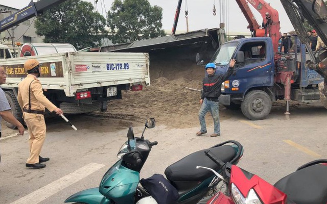 Xác định danh tính 2 ông cháu bị xe ben lật nghiêng đè trúng tử vong