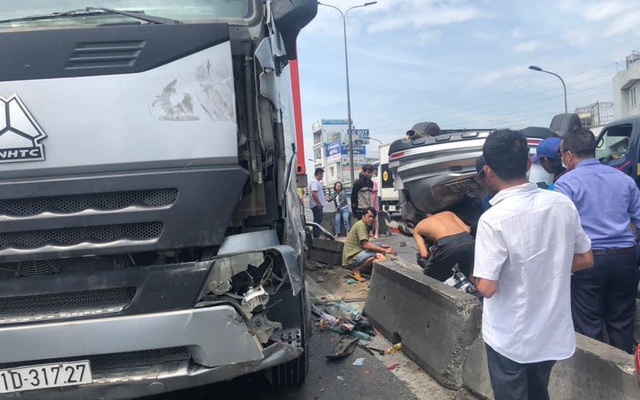 Bị xe container tông lật nhào trên cầu, 3 người ngồi trong ô tô con bò ra ngoài kêu cứu ở Sài Gòn
