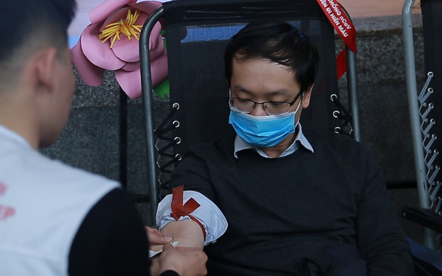 Người Hà Nội vượt qua nỗi lo lây nhiễm virus Corona, đến hiến máu cứu người