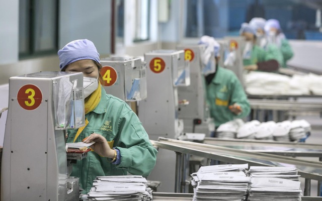 [VIDEO] Hàng loạt doanh nghiệp Trung Quốc mở thêm hoạt động sản xuất vật tư y tế để chống dịch