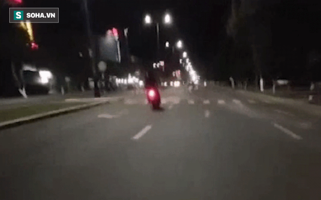 Lái xe qua đường giữa đêm khuya, người đàn ông bị xe máy tông tử vong
