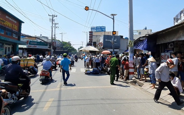 Va chạm với xe tải, người phụ nữ tử vong thương tâm ở Sài Gòn