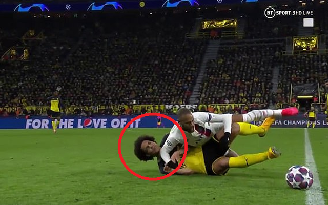 Giật cùi chỏ liên tiếp vào mặt đối thủ, Neymar vẫn thoát khỏi một tấm thẻ đỏ