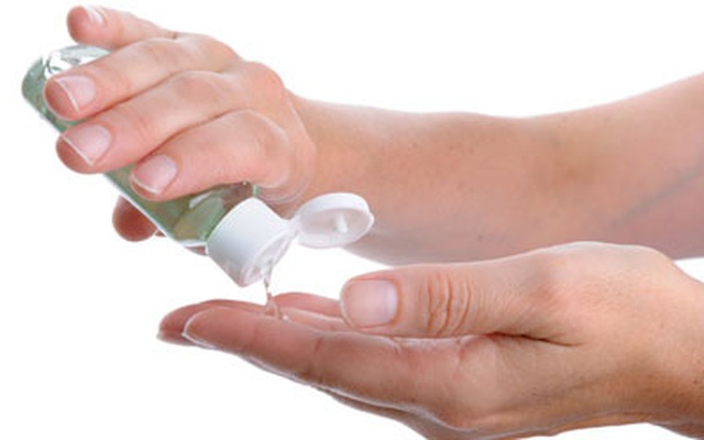 Rửa tay bằng dung dịch cồn khô hay bằng xà phòng sẽ tốt hơn: Chuyên gia nói gì?