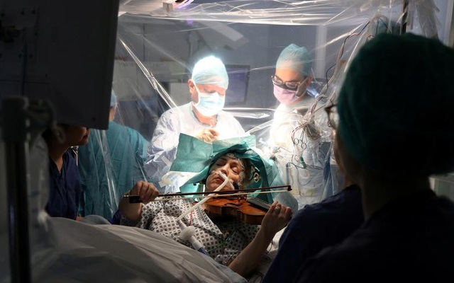 24h qua ảnh: Bệnh nhân chơi vĩ cầm trong lúc bác sĩ phẫu thuật u não