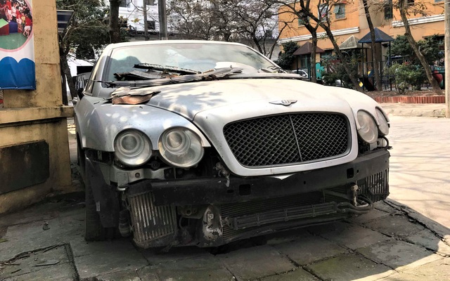 Cận cảnh siêu xe Bentley Continental bị chủ nhân “bỏ hoang” tới rỉ sét tại Hà Nội