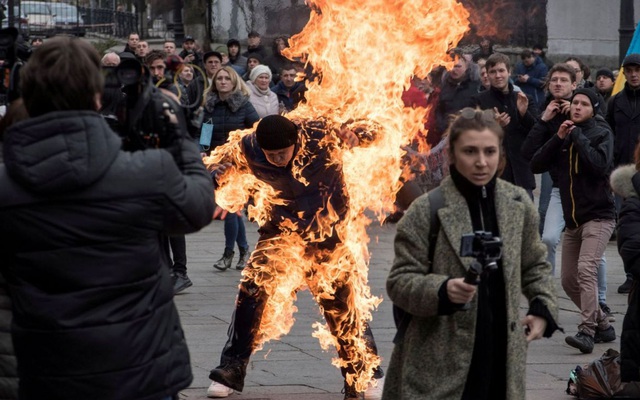 24h qua ảnh: Người biểu tình tự thiêu ở thủ đô Ukraine