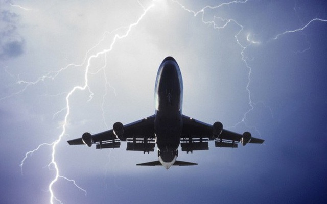 1001 thắc mắc: Vì sao máy bay không ‘sợ’ sét?