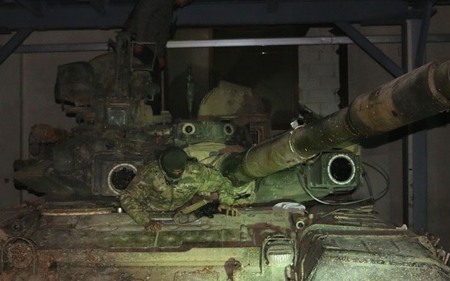 NÓNG: Khủng bố bất ngờ phản công ở Aleppo, bắt sống xe tăng T-90 của quân đội Syria?