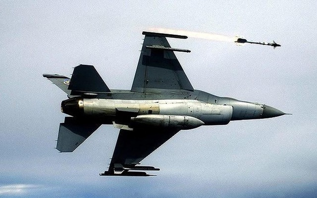Mỹ ngưng cấp tên lửa sát thủ từng phá nát Su-24 Nga cho F-16 của Iraq