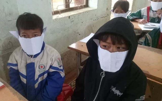 Học sinh ở Nghệ An tự làm khẩu trang giấy đeo cho vui