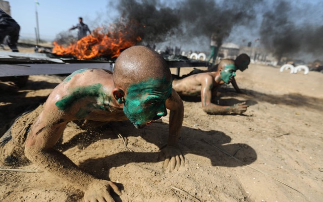 24h qua ảnh: Học viên cảnh sát Palestine khổ luyện dưới giàn lửa