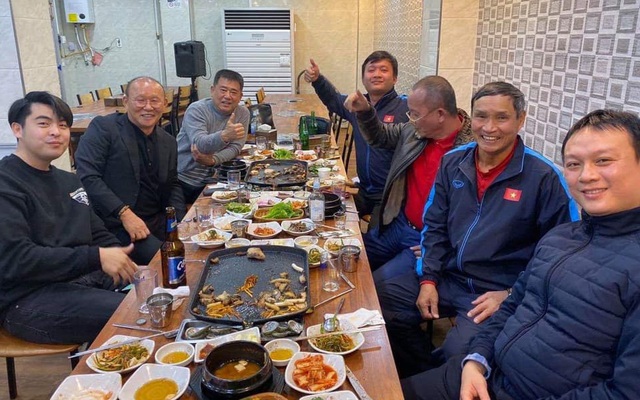 HLV Mai Đức Chung cùng ăn tối với thầy Park sau chiến dịch thành công tại Hàn Quốc