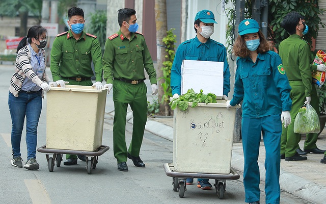 Công an, bảo vệ tổ dân phố đẩy xe phát thực phẩm miễn phí cho người dân Trúc Bạch đang bị cách ly