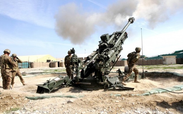 Mỹ bất ngờ chuyển pháo hiện đại M777 tới Syria làm gì?