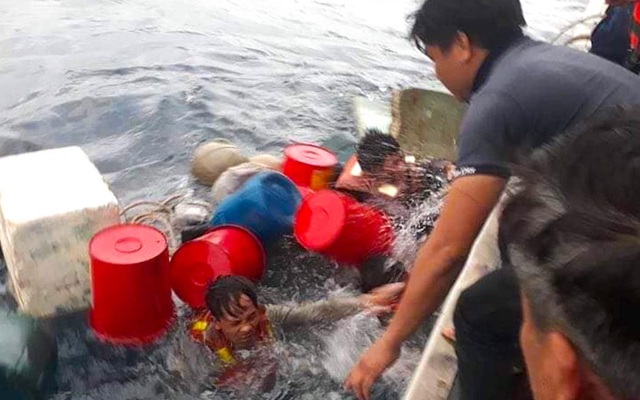 Tàu cá bị sóng đánh chìm, 6 thuyền viên ôm thùng nhựa lênh đênh trên biển nhiều giờ