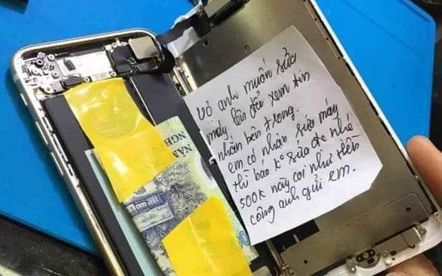 Sợ vợ đọc được tin nhắn trong điện thoại, chồng nhét tiền và mẩu giấy đặc biệt cho thợ sửa máy