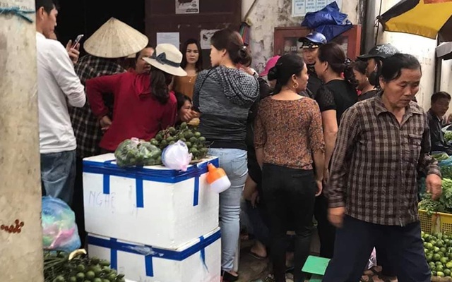 Người dân vây giữ một phụ nữ nghi vào chợ thôi miên lấy cả chục triệu đồng của tiểu thương